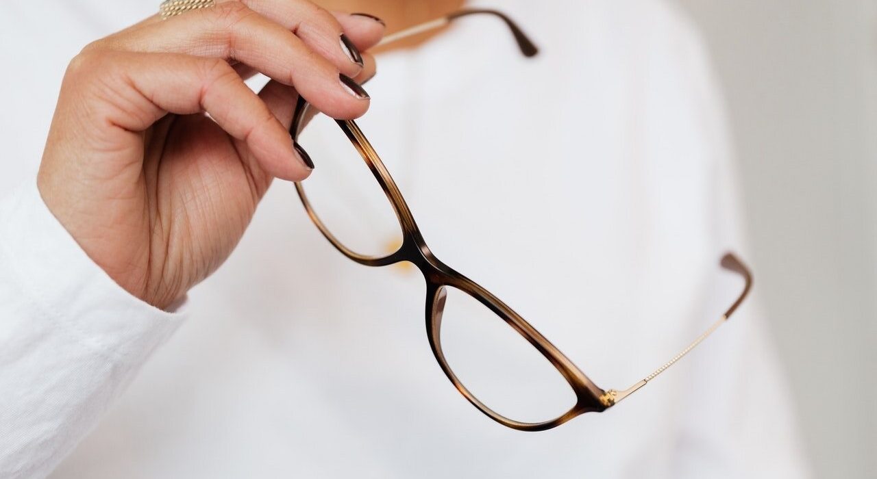 از بین بردن خط و خش عینک