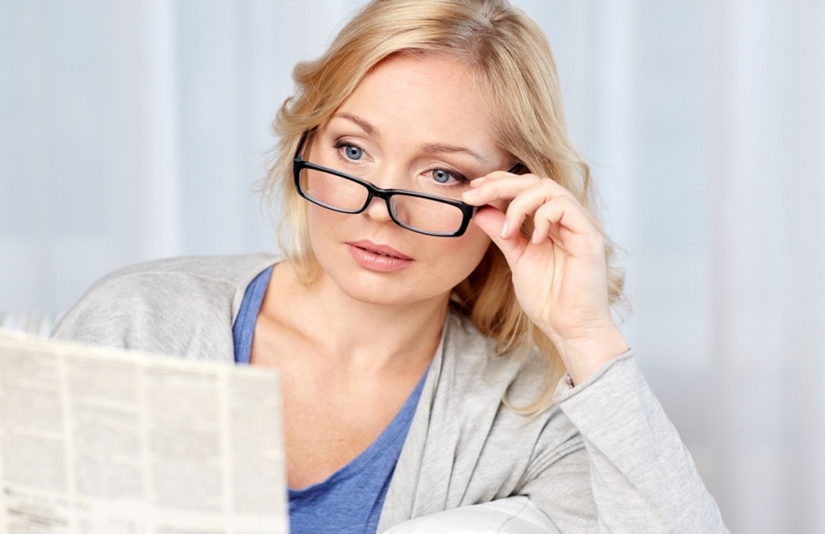 درمان پیر چشمی با عینک
