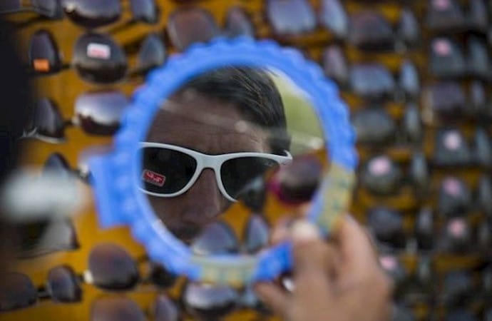 خرید عینک آفتابی از دستفروش (1)