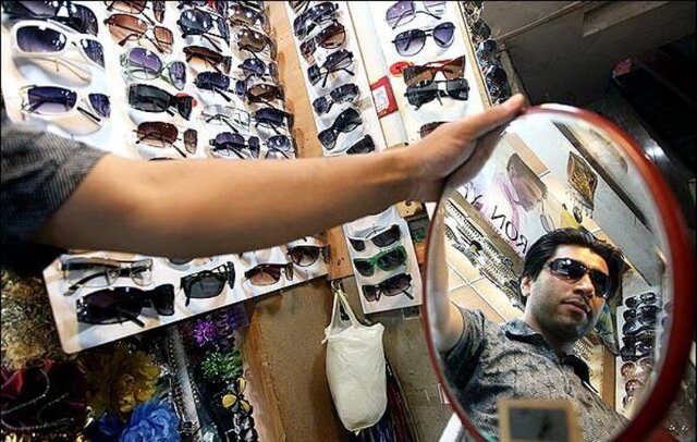 خرید عینک آفتابی از دستفروش (1)